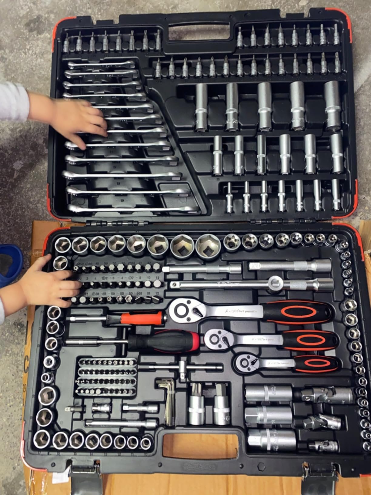 Set chiavi a bussola e inserti ordinati in valigetta
